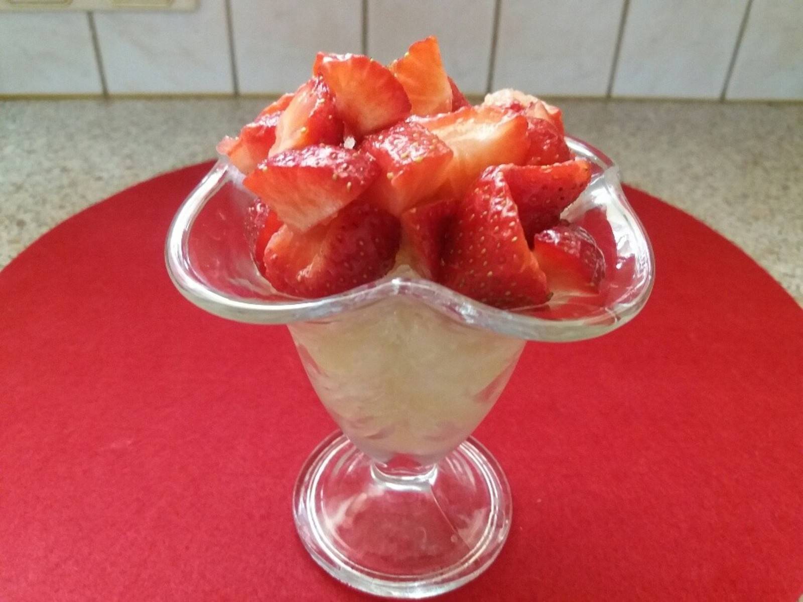 Melonensorbet mit Erdbeeren