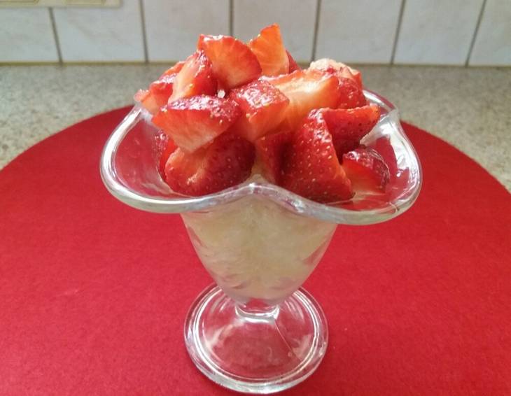 Melonensorbet mit Erdbeeren