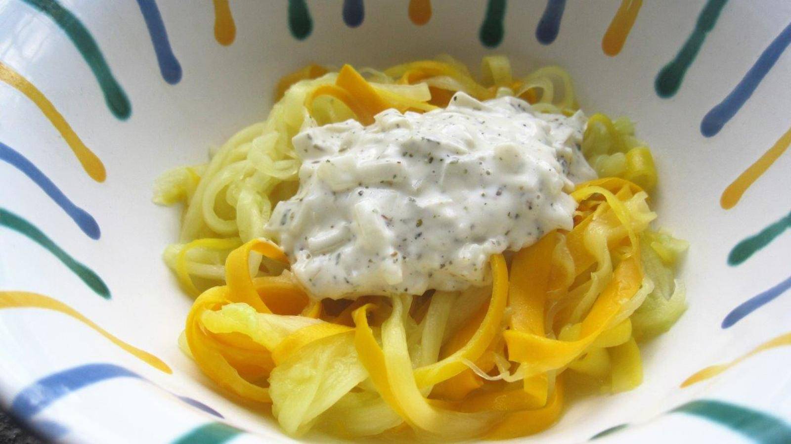 Zucchininudeln mit Ziegenfrischkäsesauce