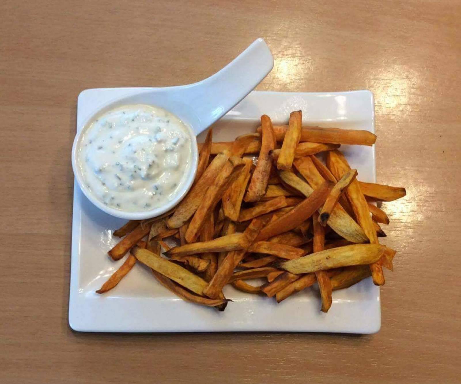 Süßkartoffelpommes mit Schnittlauchsoße
