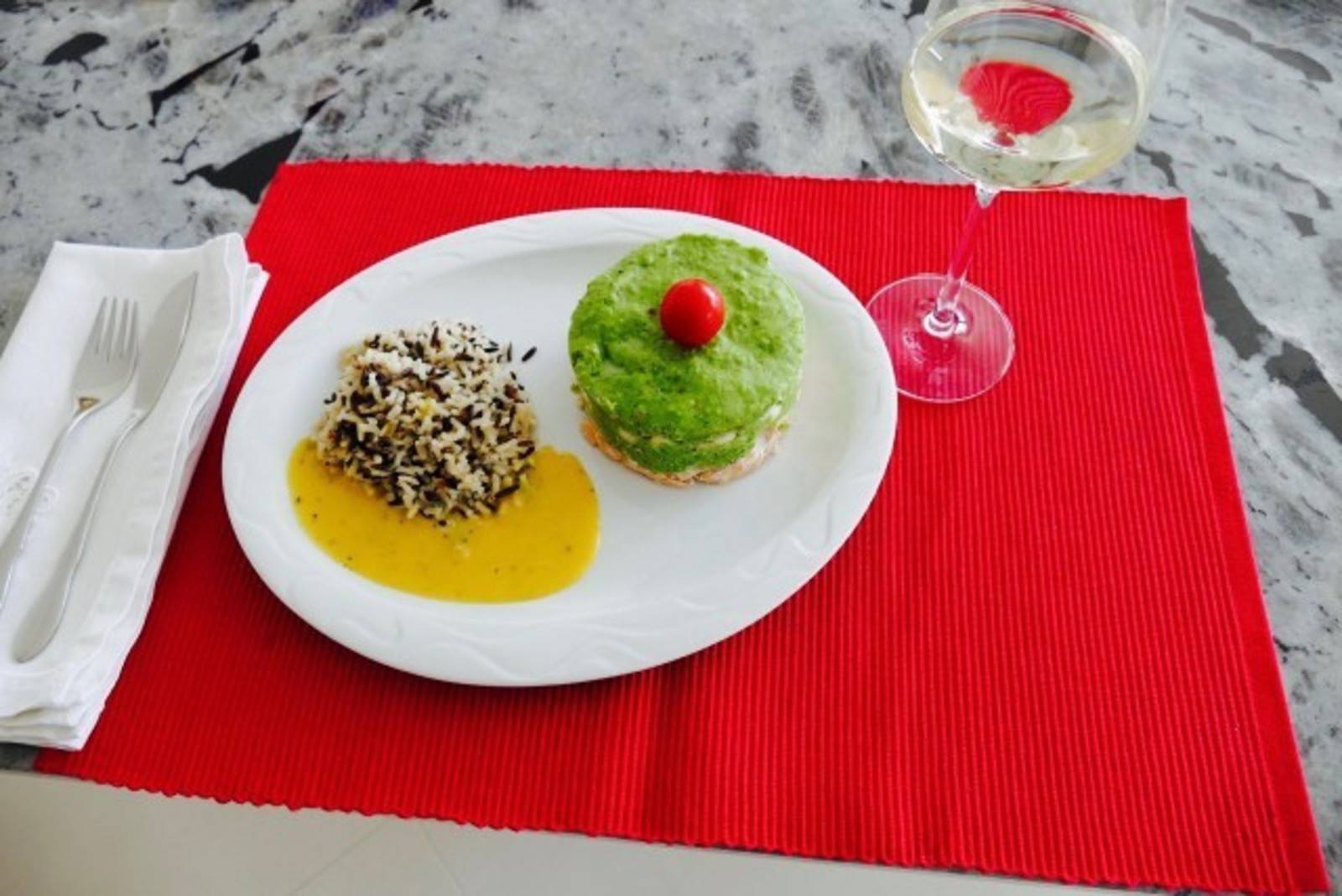 Lachs-Törtchen mit Wildreis und Zitronen-Safran-Sauce Rezept - ichkoche.ch Lachs-Törtchen mit Wildreis und Zitronen-Safran-Sauce Rezept - ichkoche.ch