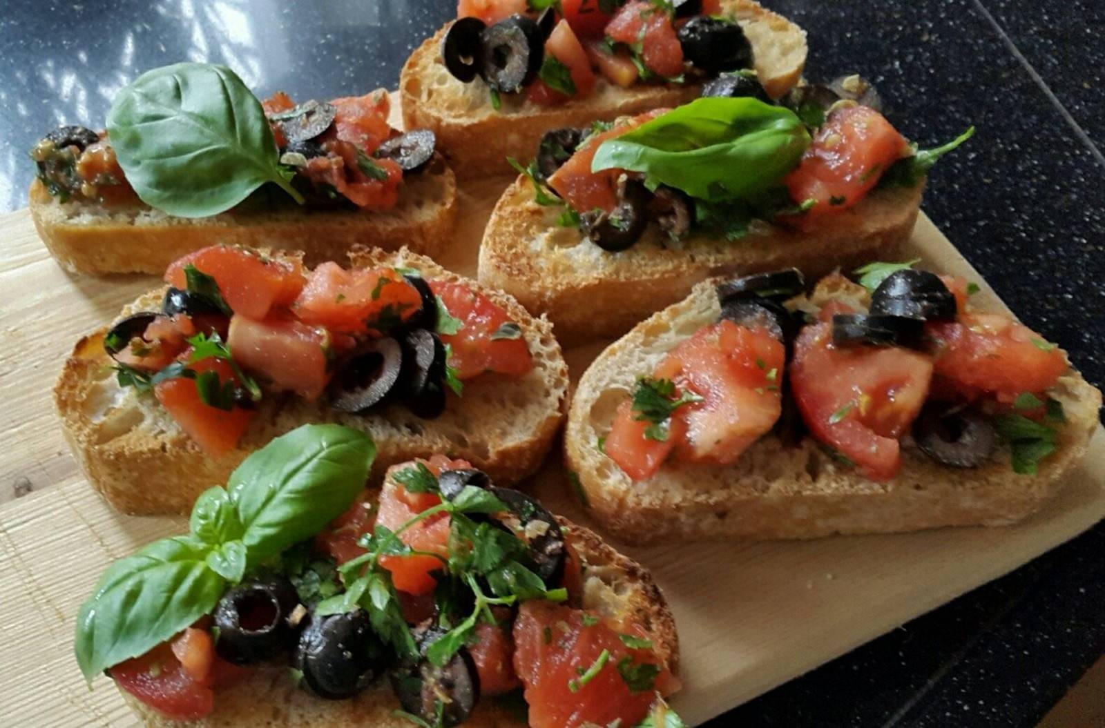 Bruschetta mit Tomaten und Oliven