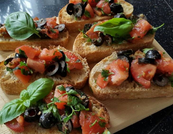 Bruschetta mit Tomaten und Oliven Bruschetta mit Tomaten und Oliven