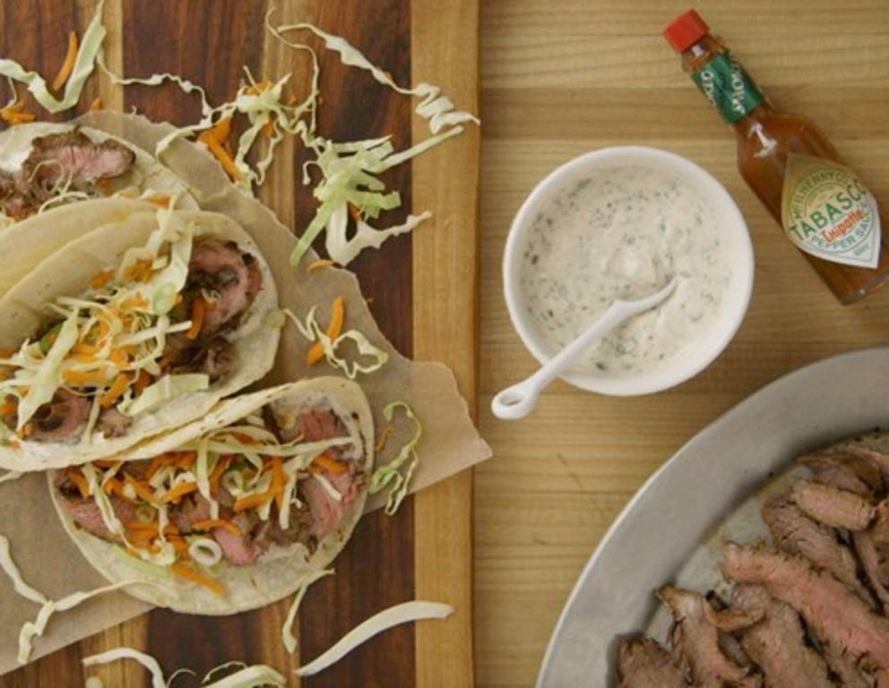Würzige Steak-Tacos mit Chipotle-Limette-Joghurt-Dressing Würzige Steak-Tacos mit Chipotle-Limette-Joghurt-Dressing