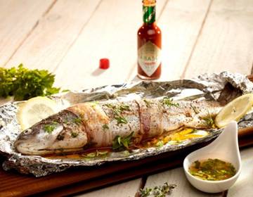 Bachforelle mit Wildkräutern und Bacon in Alufolie Bachforelle mit Wildkräutern und Bacon in Alufolie