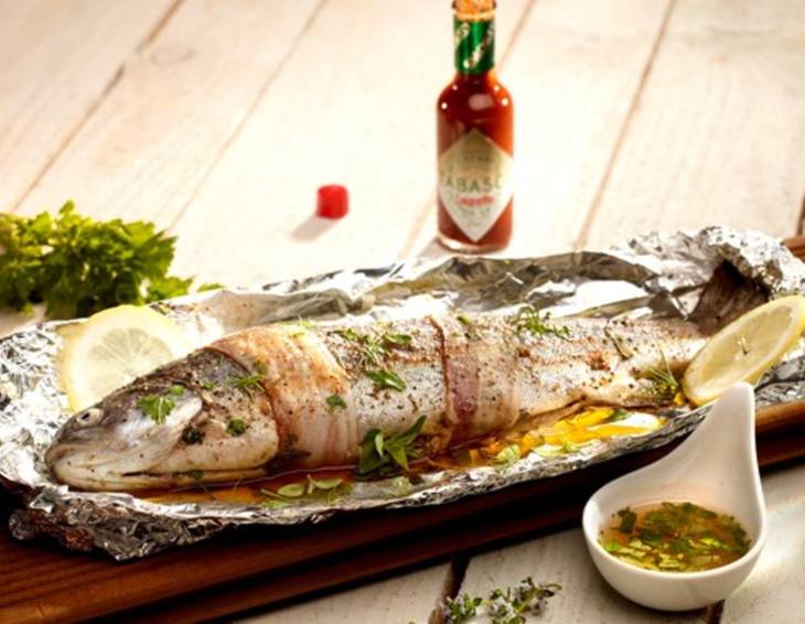 Bachforelle mit Wildkräutern und Bacon in Alufolie Bachforelle mit Wildkräutern und Bacon in Alufolie