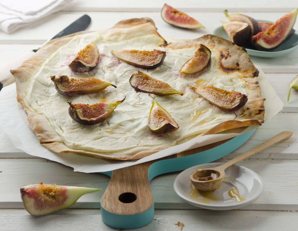 Flammkuchen mit Ziegenkäse und Feigen Flammkuchen mit Ziegenkäse und Feigen