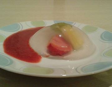 Raindrop Cake mit Fruchtspiegel Raindrop Cake mit Fruchtspiegel
