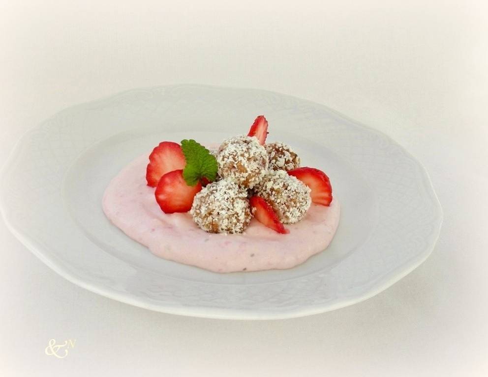 Quinoa-Bällchen an Beerencreme Quinoa-Bällchen an Beerencreme