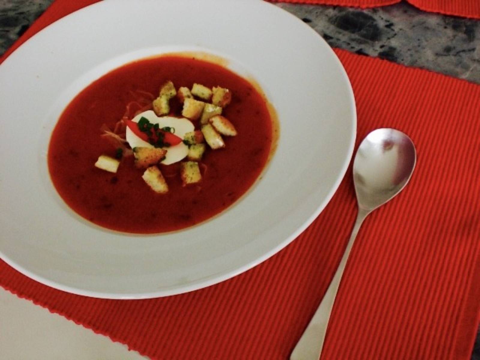 Tomatensuppe mit geräuchertem Putenschinken Rezept - ichkoche.de Tomatensuppe mit geräuchertem Putenschinken Rezept - ichkoche.de
