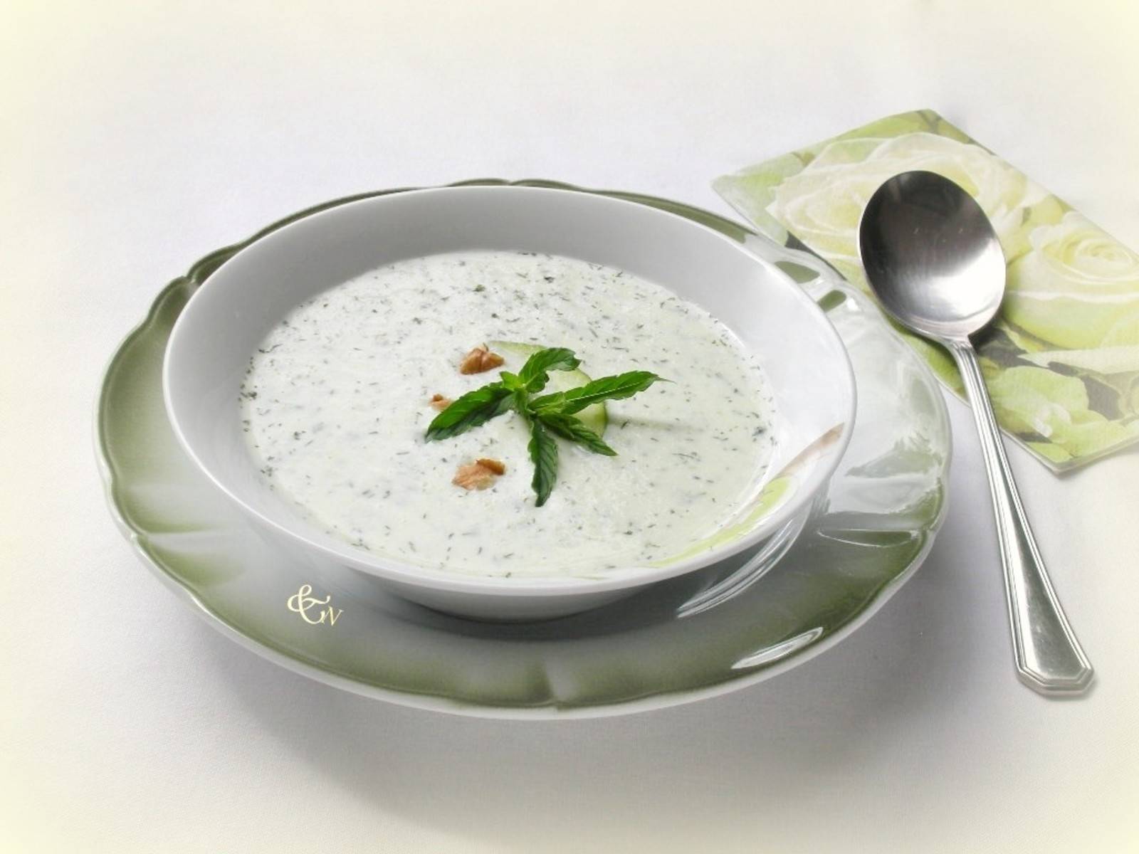 Geeiste Gurkensuppe Mit Walnüssen Und Minze