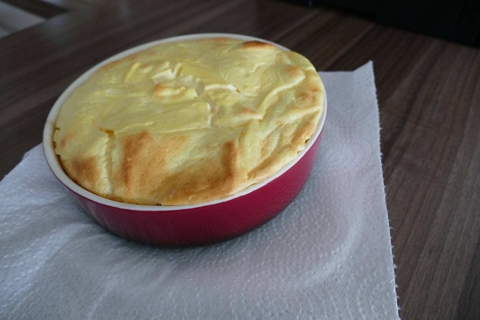 Soufflé mit Creme fraiche und Himbeeren