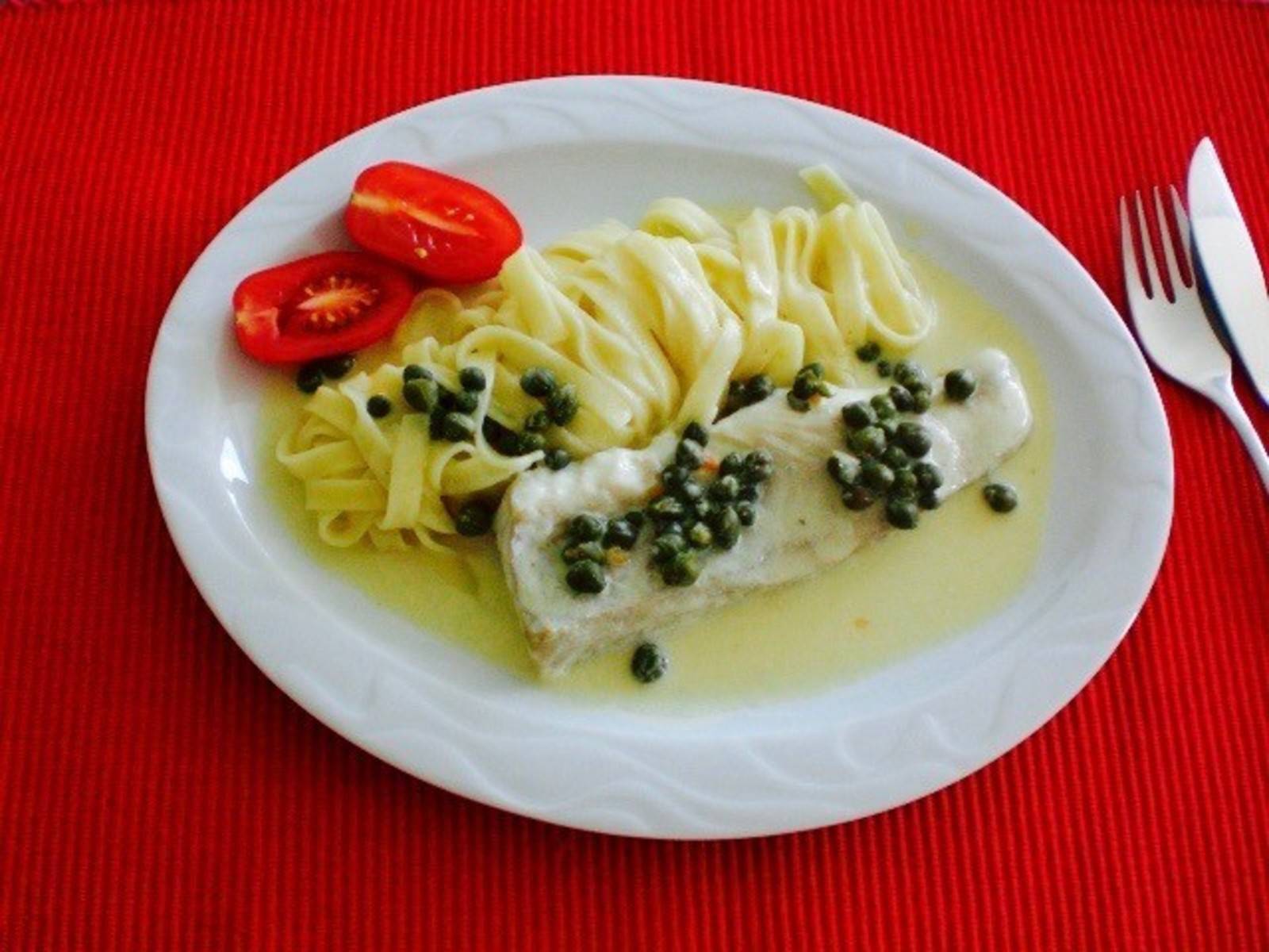 Steinbeisserfilet an Senf-Kapern-Sauce