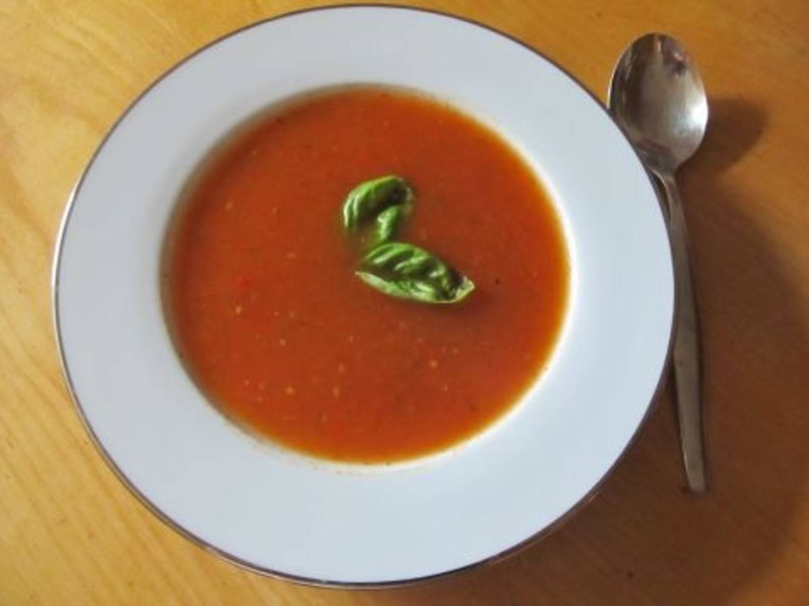 Tomatensuppe mit Basilikum Rezept - ichkoche.de