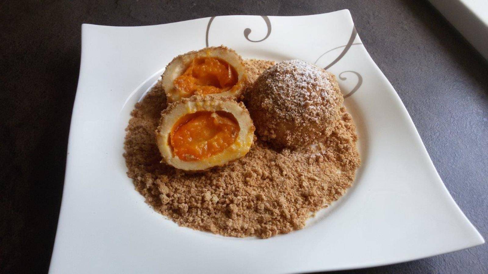 Marillenknödel mit Amarettini-Haselnussbrösel