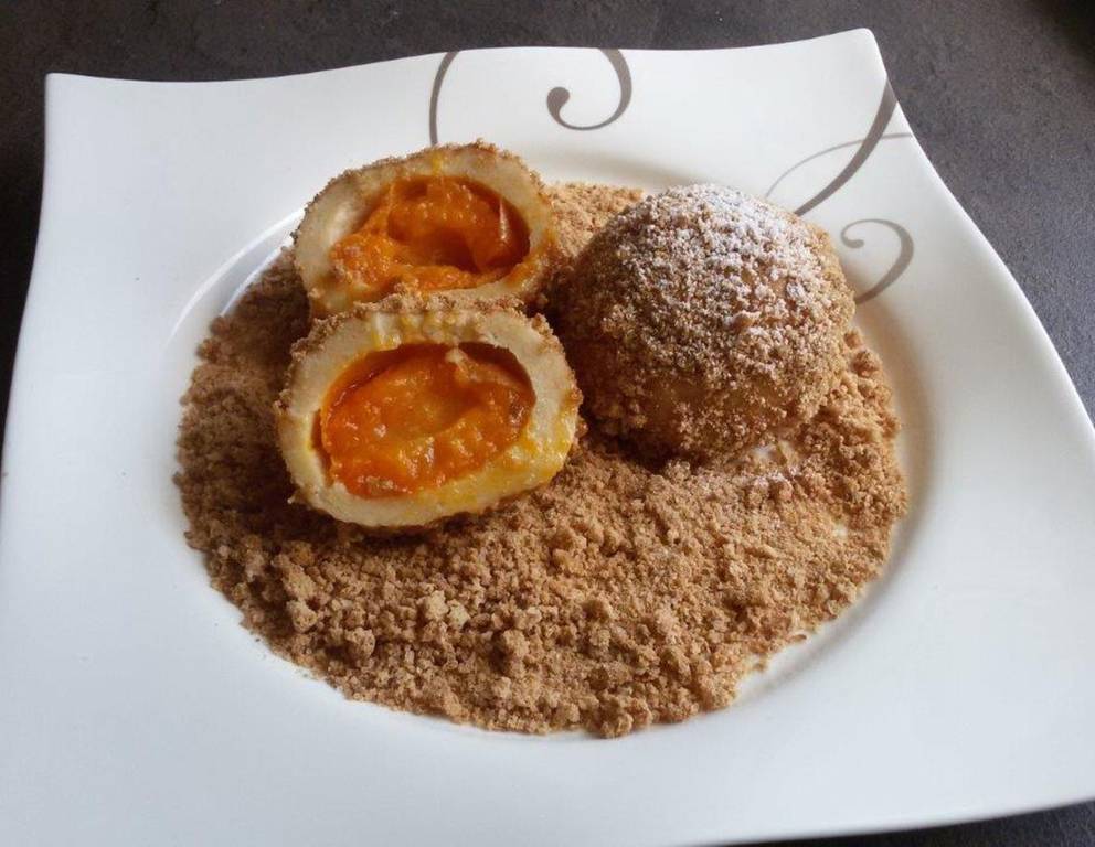 Marillenknödel mit Amarettini-Haselnussbrösel Marillenknödel mit Amarettini-Haselnussbrösel