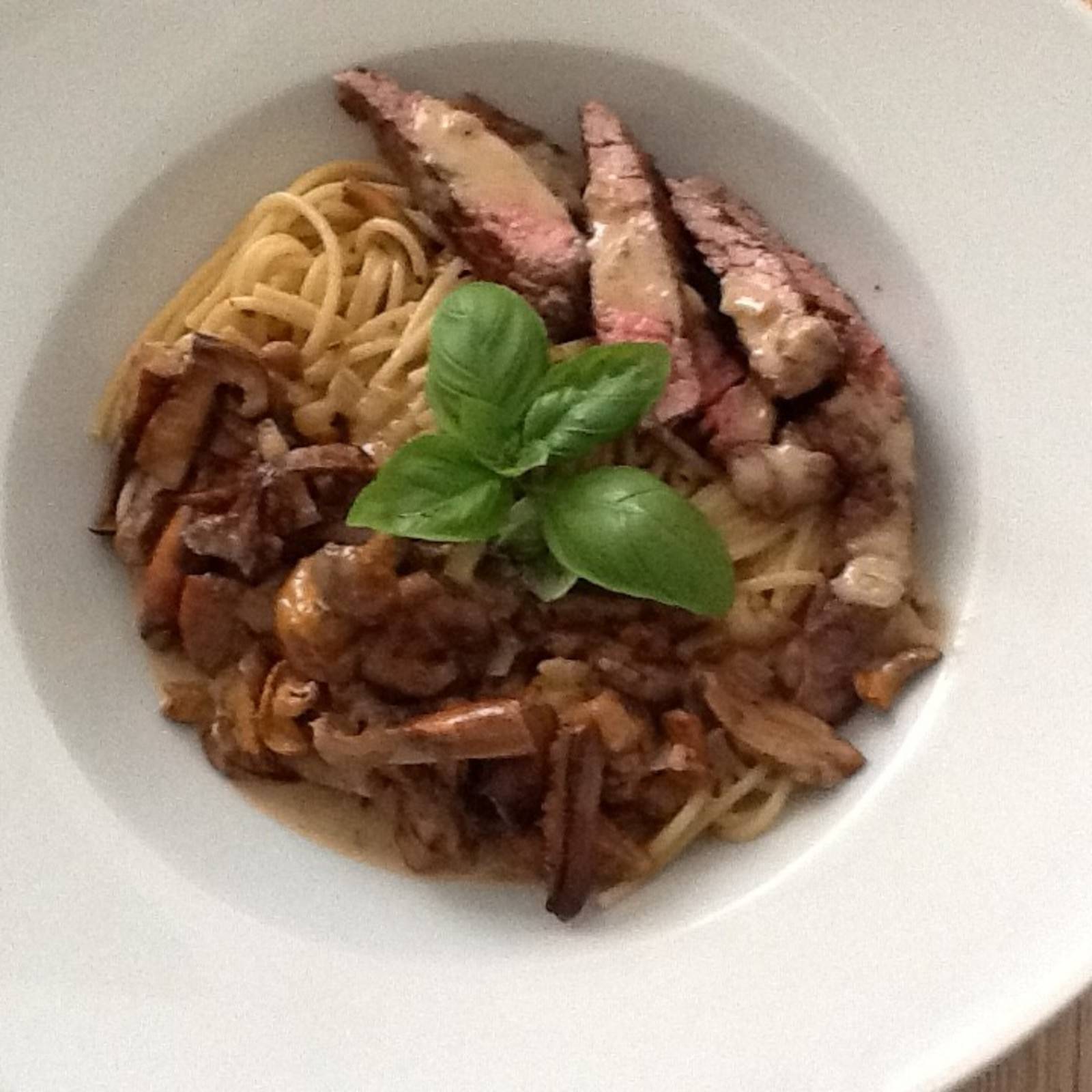 Vollkorn-Spaghetti mit Waldpilzen und Steakstreifen