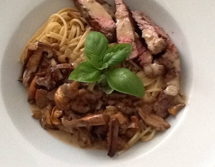 Vollkorn-Spaghetti mit Waldpilzen und Steakstreifen Vollkorn-Spaghetti mit Waldpilzen und Steakstreifen