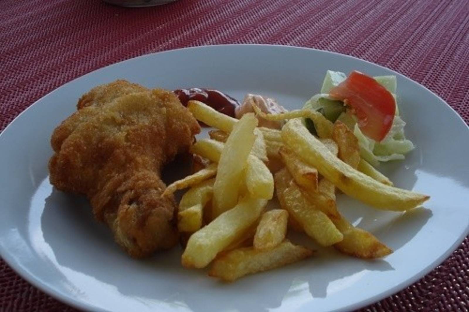 Gebackene Hühnerschenkel mit Pommes