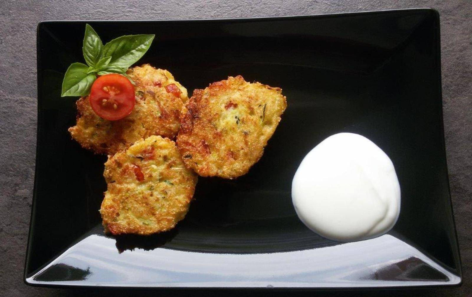 Zucchinitaler mit Joghurtsoße Rezept - ichkoche.de
