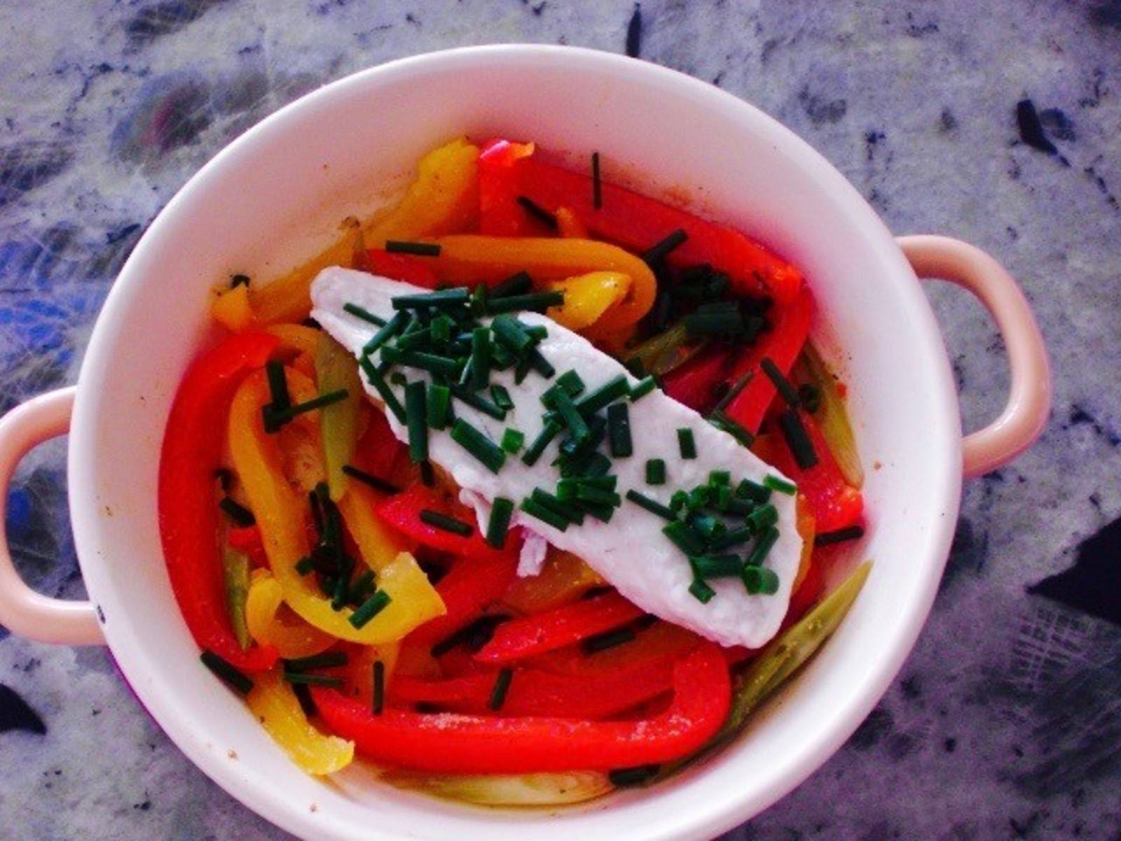 Seelachsfilet auf Paprikagemüse Rezept - ichkoche.de Seelachsfilet auf Paprikagemüse Rezept - ichkoche.de