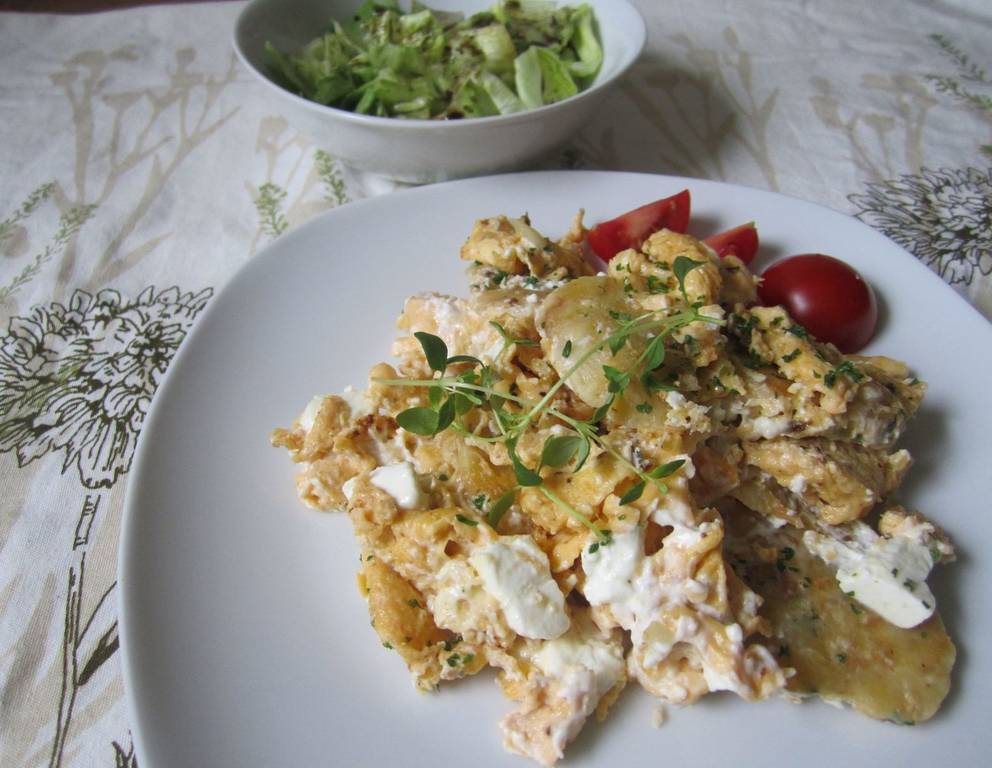 Geröstete Knödel mit Ei und Feta Geröstete Knödel mit Ei und Feta