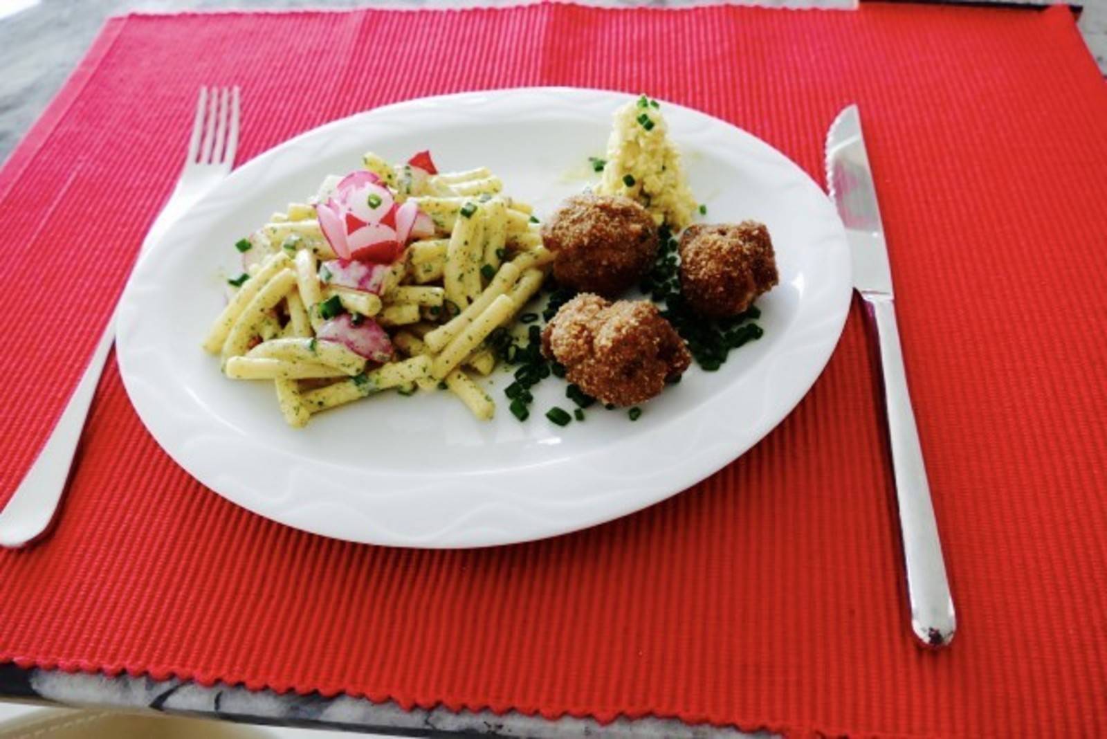 Nudelsalat mit frittierten Fleischbällchen