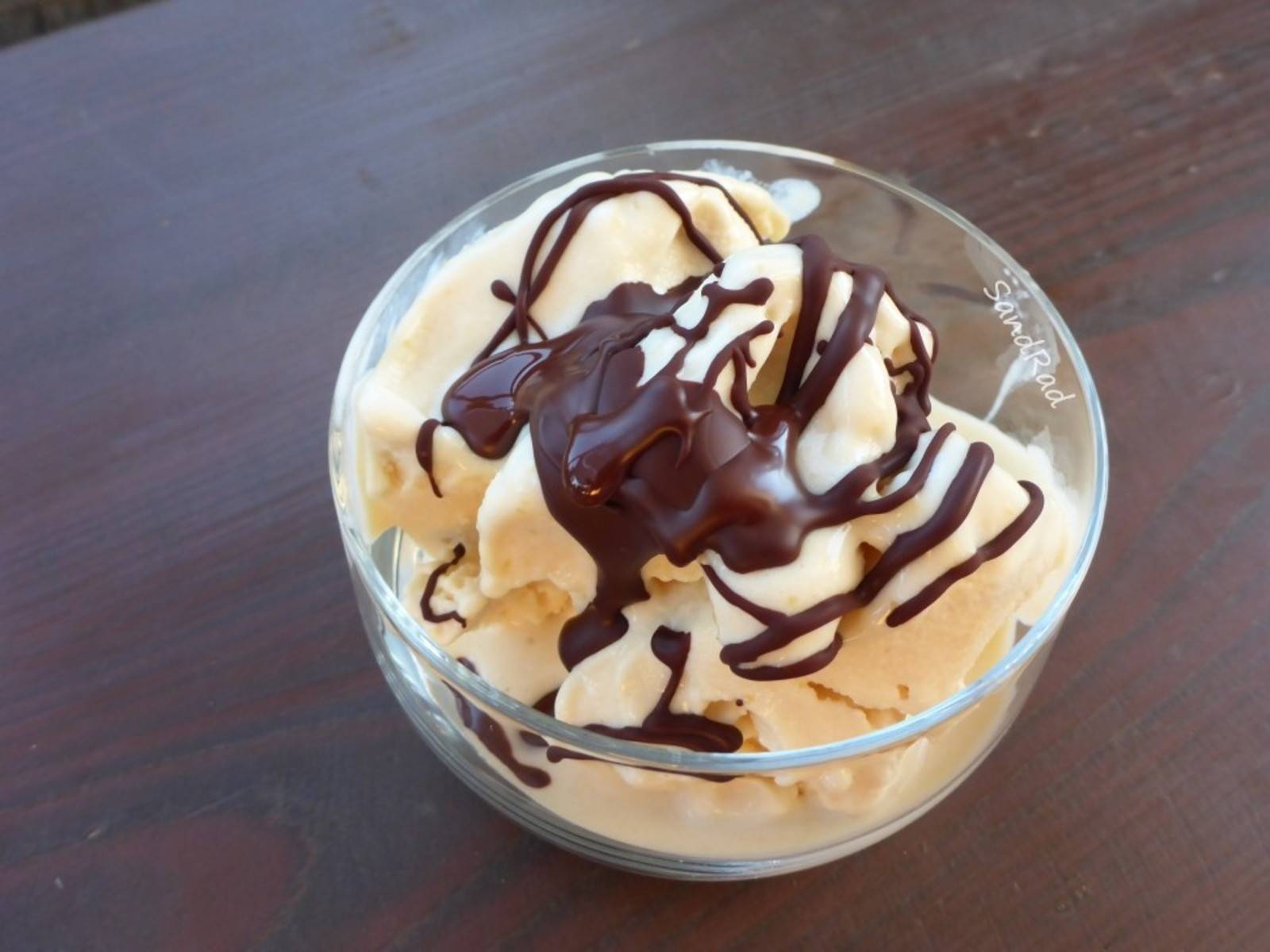 Spilling-Ziegenkäse Eis aus der Eismaschine Spilling-Ziegenkäse Eis aus der Eismaschine