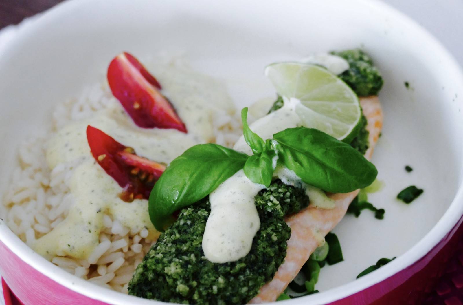 Lachs mit Mandel-Basilikum Kruste und Zitronen-Butterschaum Rezept ... Lachs mit Mandel-Basilikum Kruste und Zitronen-Butterschaum Rezept ...