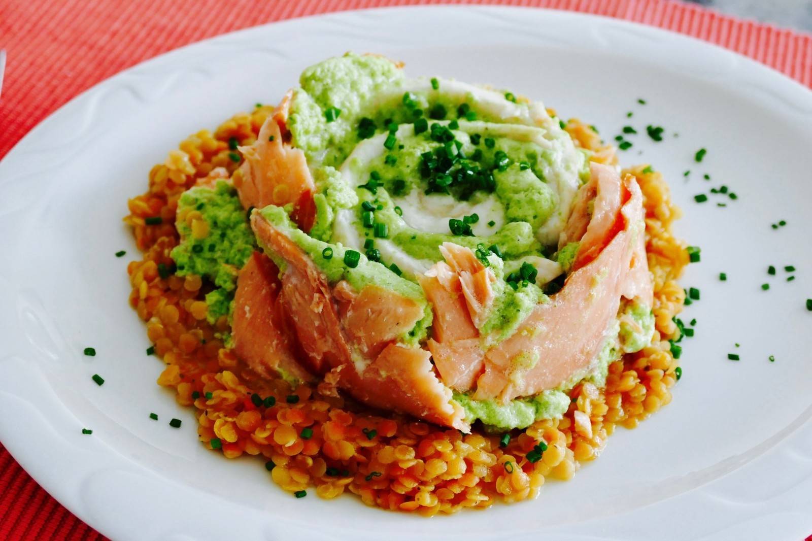 Räucherlachs Rose auf gelbem Linsengemüse Rezept - ichkoche.de