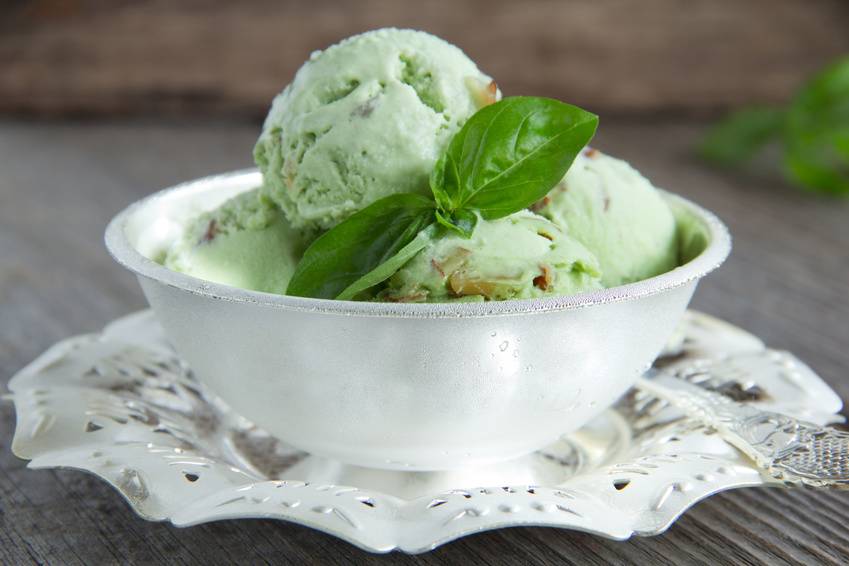 Basilikumeis mit Nüssen Rezept