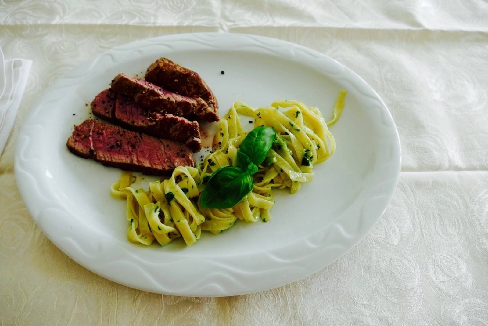 Filetsteaks an Basilikum Nudeln