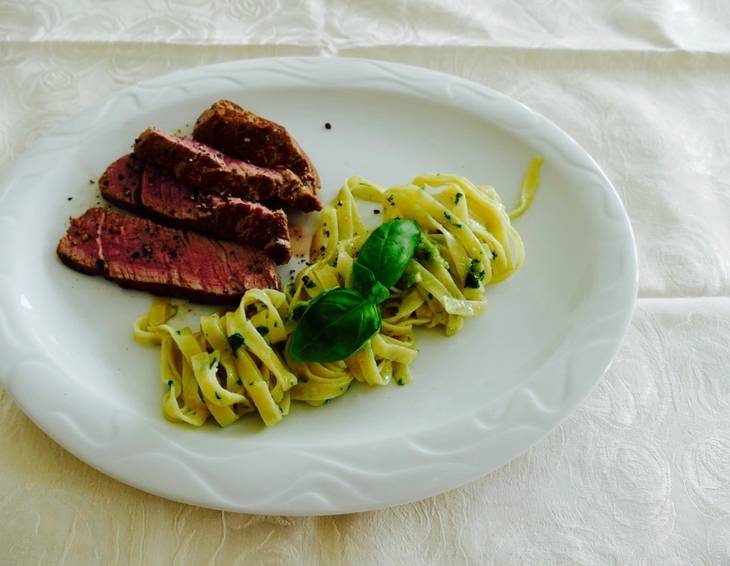 Filetsteaks an Basilikum Nudeln Filetsteaks an Basilikum Nudeln