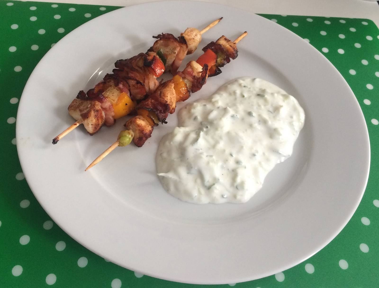 Hendlspieße mit Joghurt und Curry