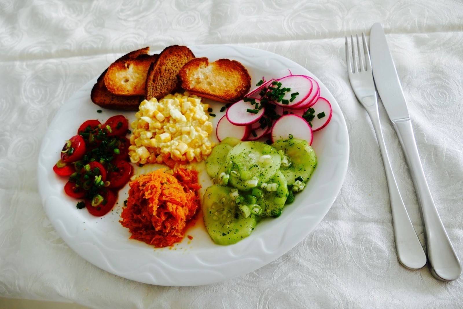 Gemischter Salat an verschiedenen Soßen