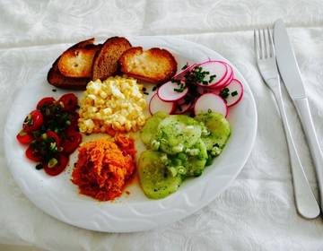 Gemischter Salat an verschiedenen Soßen Gemischter Salat an verschiedenen Soßen