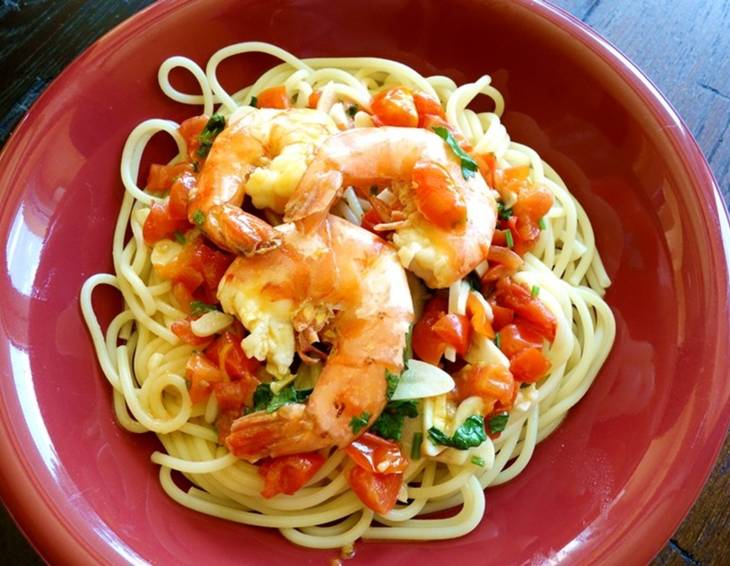 Garnelen mit Spaghetti in Tomaten-Koriander Sauce Garnelen mit Spaghetti in Tomaten-Koriander Sauce