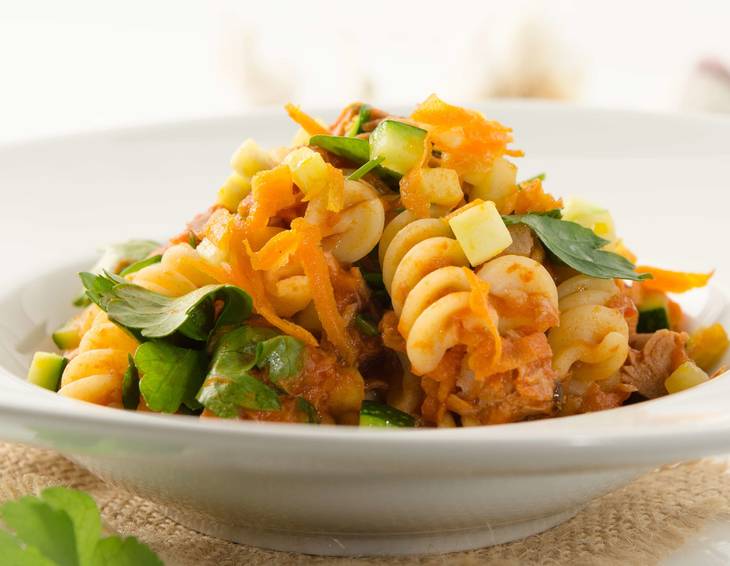 Pasta mit Zucchini, Karotten und Thunfisch