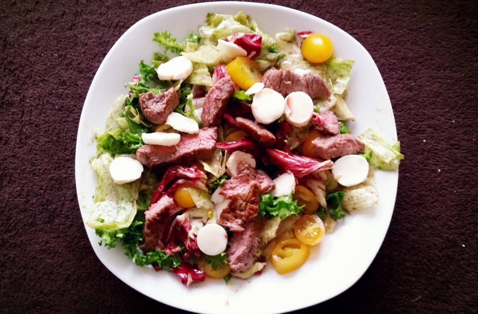 Salat mit Steakstreifen