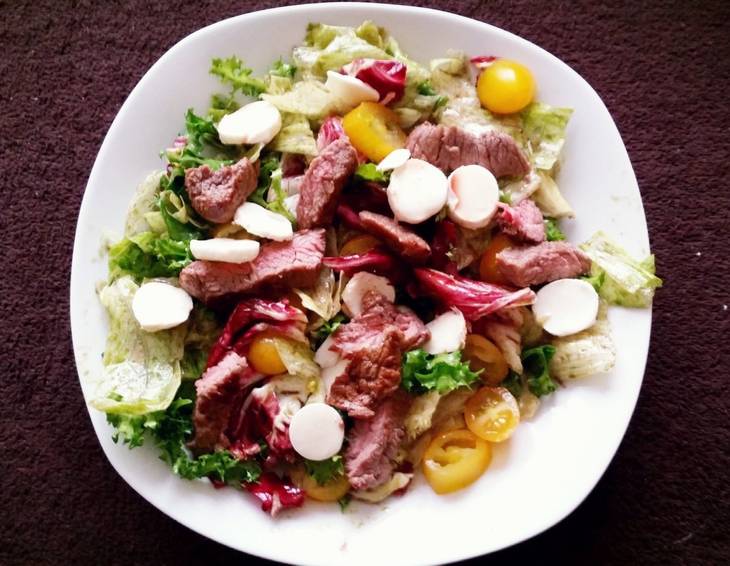 Salat mit Steakstreifen Salat mit Steakstreifen