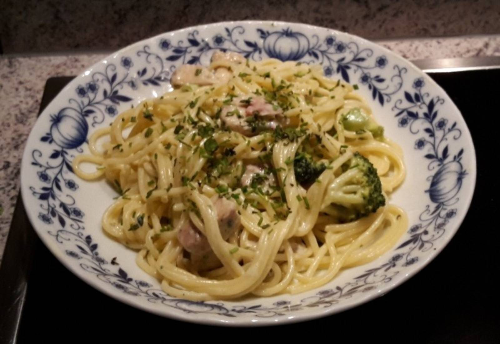 Spaghetti Alfredo mit Brokkoli