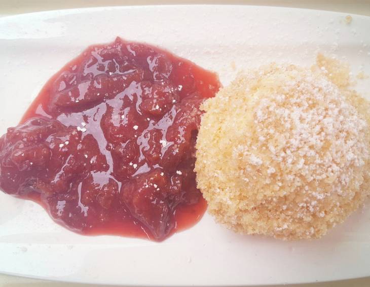 Eisknödel mit Zwetschkenröster