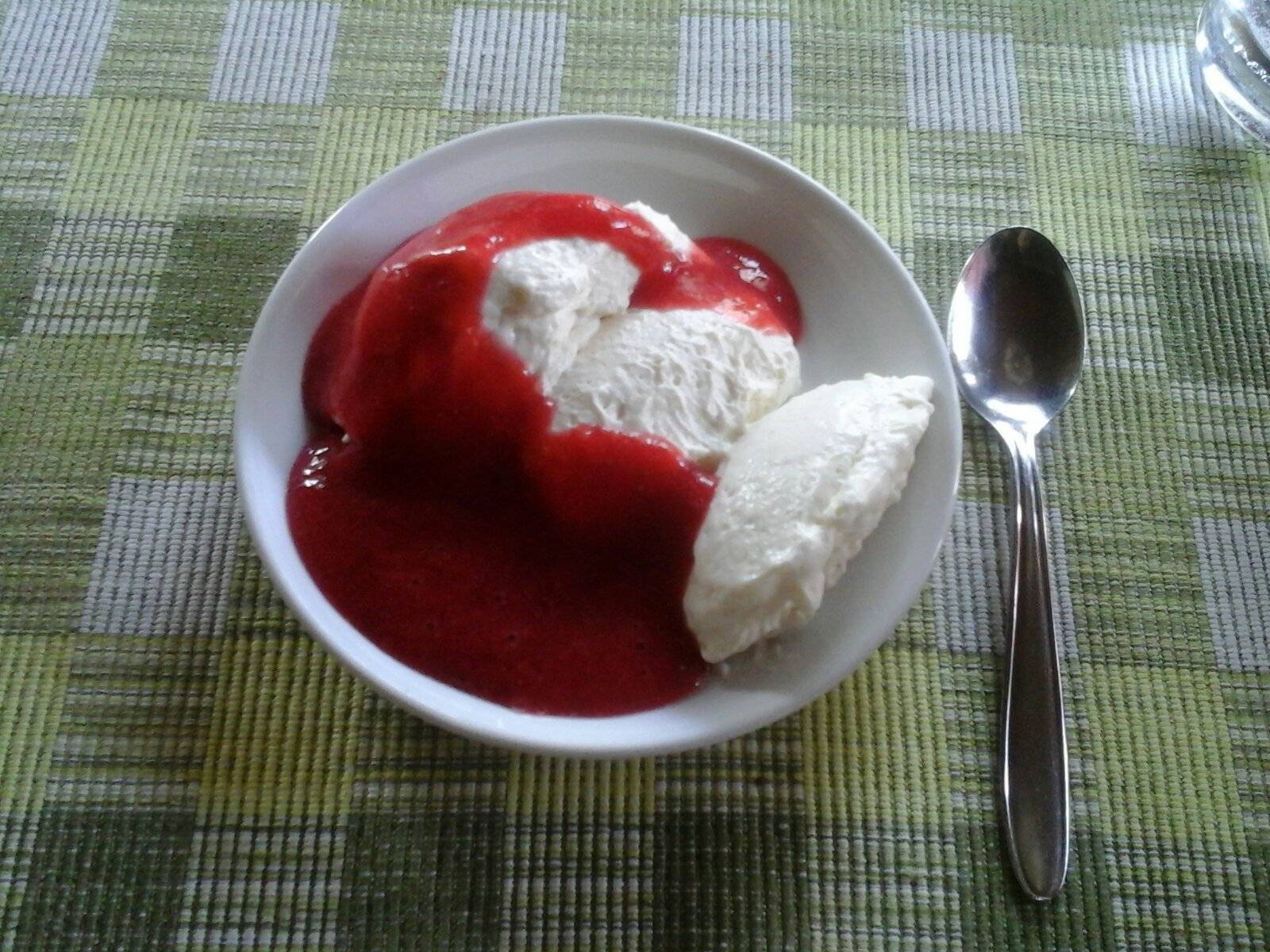 Topfennockerl mit Erdbeersauce