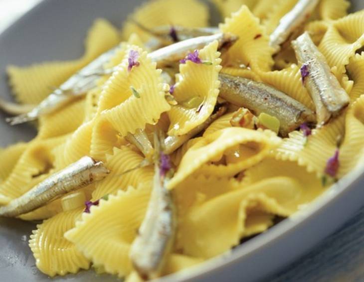 Farfalle mit Sardellen und Lavendelblüten Farfalle mit Sardellen und Lavendelblüten