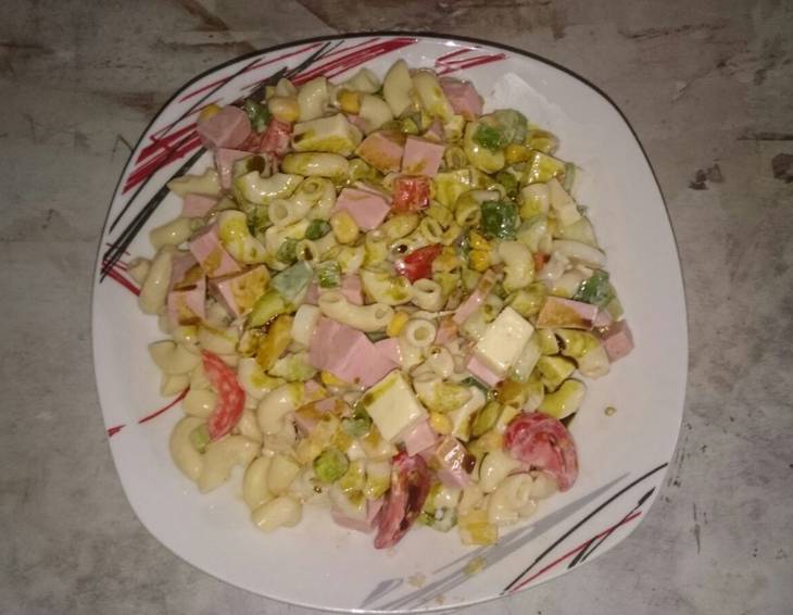 Hörnchensalat mit Schinken