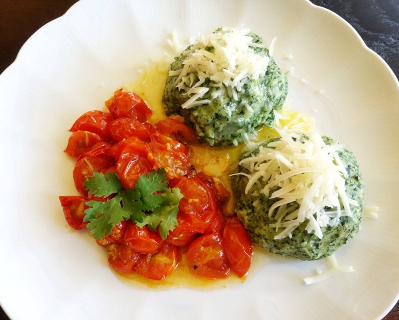 Spinat-Kartoffelknödel mit geschmorten Ofentomaten