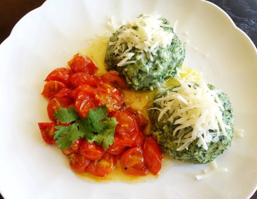 Spinat-Kartoffelknödel mit geschmorten Ofentomaten Spinat-Kartoffelknödel mit geschmorten Ofentomaten