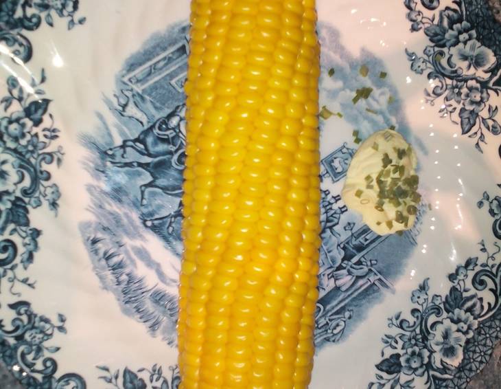 Maiskolben mit Basilikumbutter Maiskolben mit Basilikumbutter