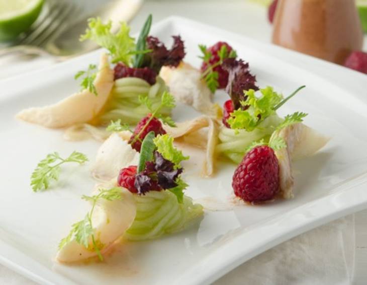 Forellen-Ceviche mit Gurke und Himbeeren