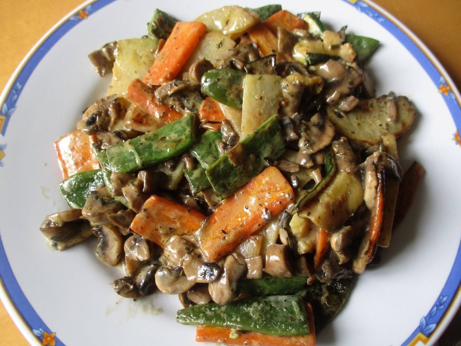 Champignon-Gemüse mit Kräuterfrischkäse Rezept - ichkoche.at Champignon-Gemüse mit Kräuterfrischkäse Rezept - ichkoche.at